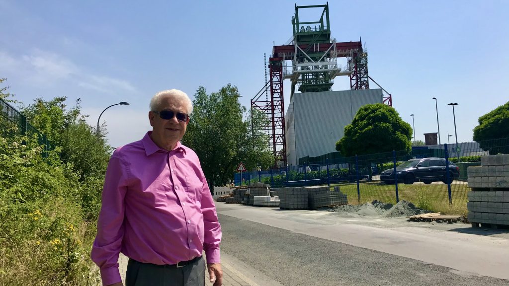 Professor Hermann-Josef Wagner vor der ehemaligen Zeche Robert Müser – hier wird das Grubenwasser abgepumpt.