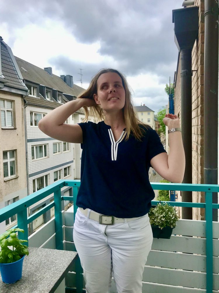 Porträtfoto: Nina Odenius mit nassen Haaren